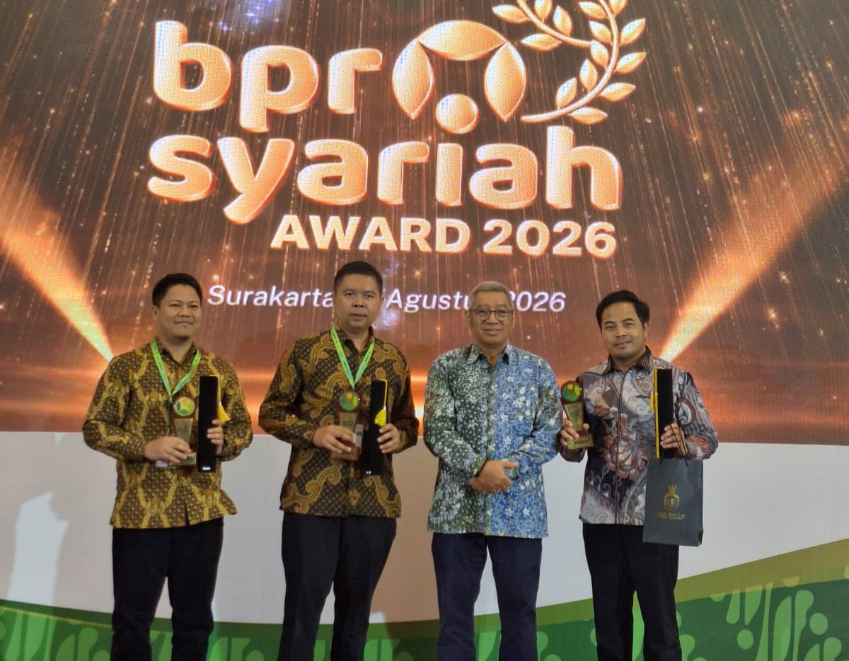 Foto : Perwakilan dari Tiga BPR Syariah penerima penghargaan&nbsp;Terbaik Kategori Keterbukaan Informasi.